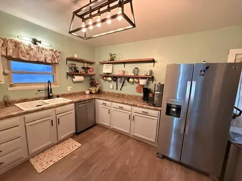Kitchen - 6814 Estes Rd, Harrison, AR 72601 photo 2 of 2