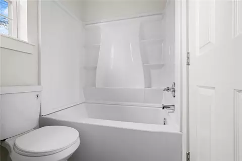Bath - 407 N Maple, Harrison, AR 72601 photo 2 of 4