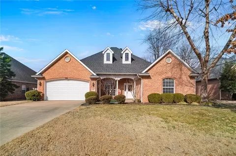4413 Arlington Dr, Rogers, AR 72758
