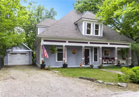 42 Vaughn St, Eureka Springs, AR 72632