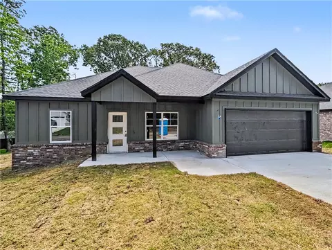 4 Bayloch Ln, Bella Vista, AR 72715