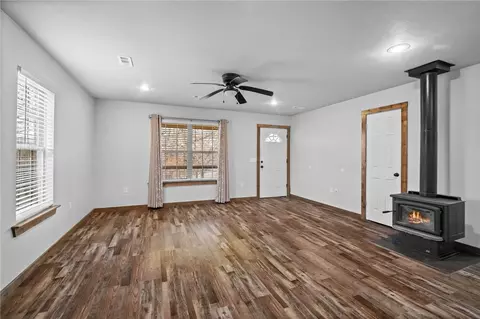 Living - 327 Maple Dr, Winslow, AR 72959 photo 2 of 5
