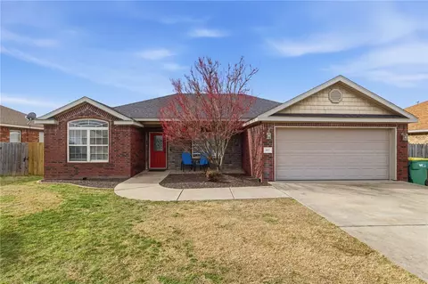 677 Olivia Ln, Centerton, AR 72719