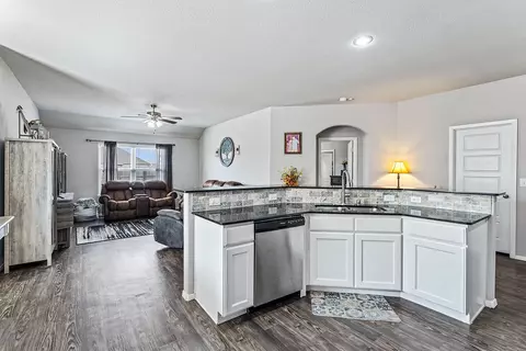 Kitchen - 7408 Devonshire Ave, Springdale, AR 72762 photo 3 of 4