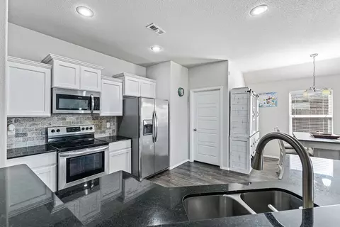 Kitchen - 7408 Devonshire Ave, Springdale, AR 72762 photo 2 of 4