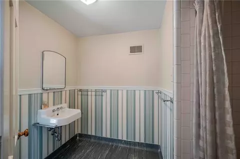 Bath - 8 Free Ferry Hts, Fort Smith, AR 72903 photo 1 of 7