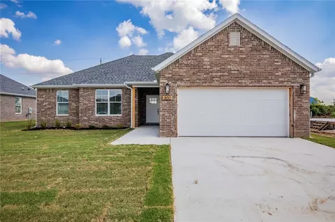 304 White Oak St, Gentry, AR 72734