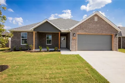 308 White Oak St, Gentry, AR 72734