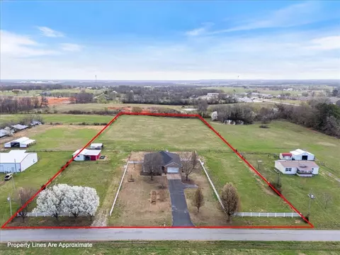954 NW Main St, Gentry, AR 72734