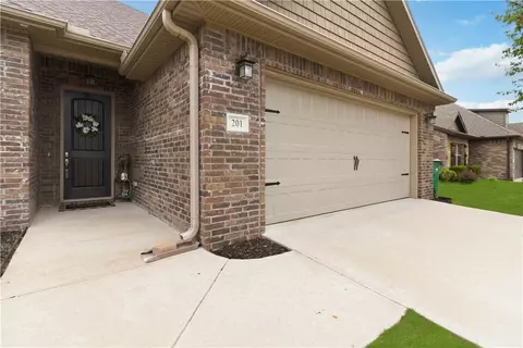 201 Cisterna Dr, Centerton, AR 72719
