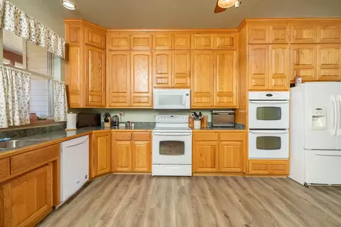 Kitchen - 21480 Cavern Dr, Rogers, AR 72756 photo 2 of 4