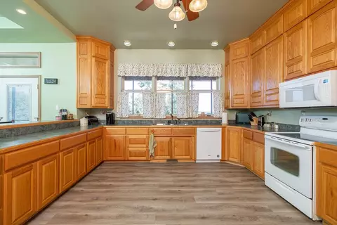 Kitchen - 21480 Cavern Dr, Rogers, AR 72756 photo 3 of 4