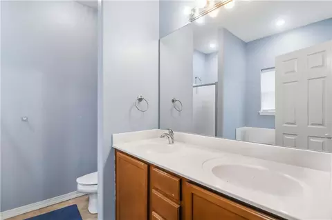 Bath - 3391 Grainger Cir, Springdale, AR 72764 photo 2 of 4