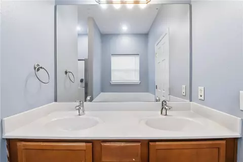 Bath - 3391 Grainger Cir, Springdale, AR 72764 photo 3 of 4