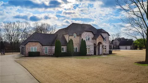 448 Polo Dr, Fayetteville, AR 72703