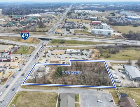 2508 SE 14th St, Bentonville, AR 72712