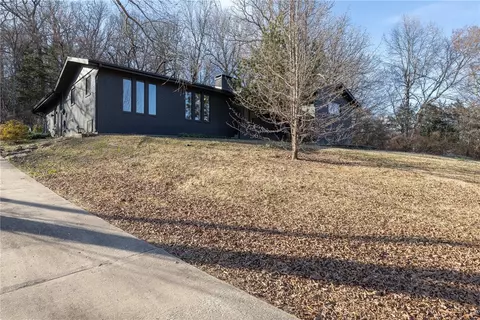 4047 N Valerie Dr, Fayetteville, AR 72703