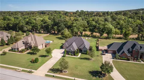 2207 Riverfront Ln, Fayetteville, AR 72703