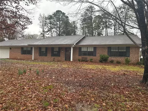 2710 Camelot Dr, Russellville, AR 72801