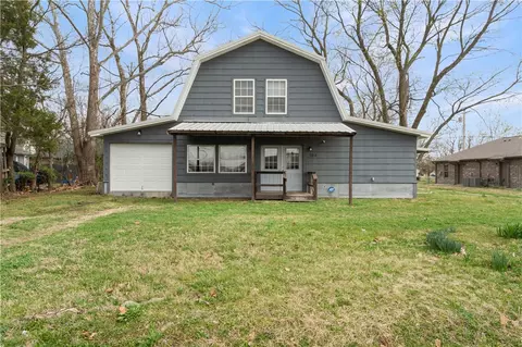 104 N Pine Ave, Gentry, AR 72734