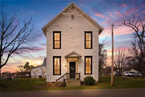 9 Locust Ave, Farmington, AR 72730