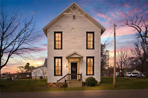 9 Locust Ave, Farmington, AR 72730