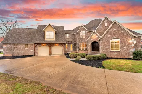 10333 Falcon Crest Dr, Lowell, AR 72745