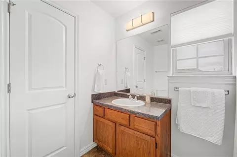 Bath - 581 Tamarron Dr, Centerton, AR 72719 photo 2 of 3