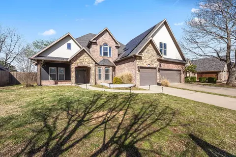 1311 S Pinnacle Dr, Fayetteville, AR 72701
