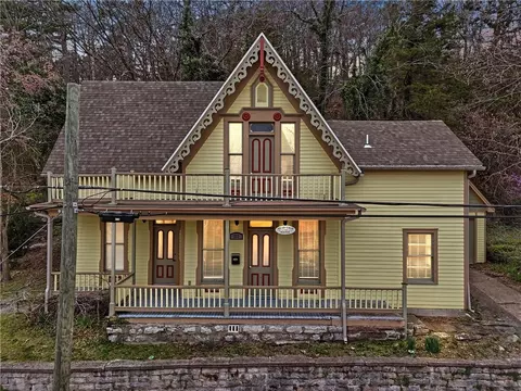 212 Spring St, Eureka Springs, AR 72632