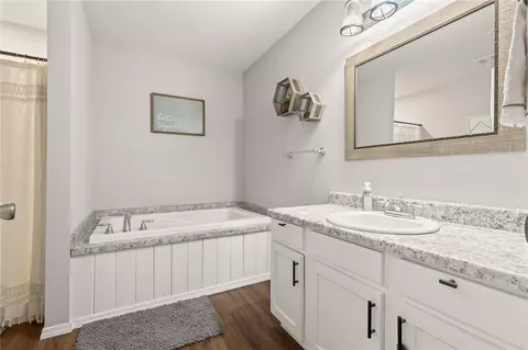 Bath - 1209 Majors Ave, Harrison, AR 72601 photo 1 of 3