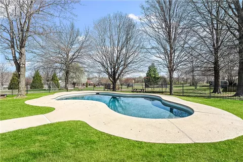 5203 S Pleasant Ln, Rogers, AR 72758
