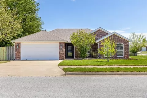 1051 Cabriolet St, Bentonville, AR 72712