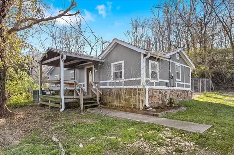 1872 Double Springs Rd, Fayetteville, AR 72704