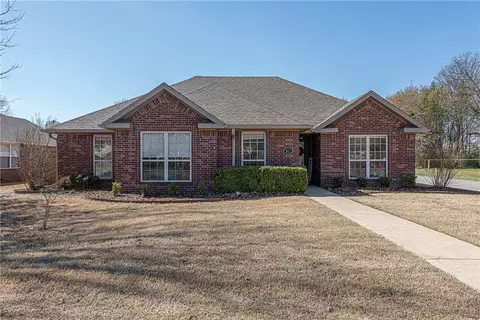 967 Meadowlands Dr, Fayetteville, AR 72704