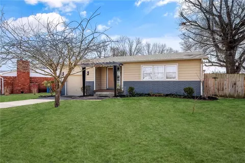 715 NW 6th St, Bentonville, AR 72712