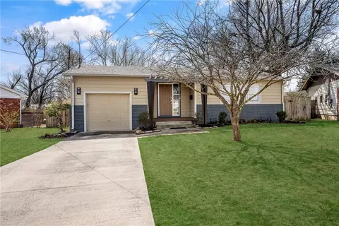 715 NW 6th St, Bentonville, AR 72712
