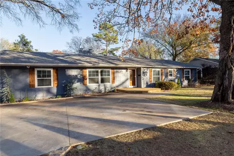 1136 N Hillcrest Ave, Fayetteville, AR 72703