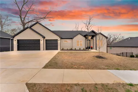 1421 Lee St, Pea Ridge, AR 72751