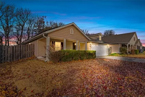 1435 S Holland Dr, Fayetteville, AR 72704