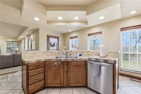 Kitchen - 16602 N Willow Dr, Rogers, AR 72756 photo 3 of 5