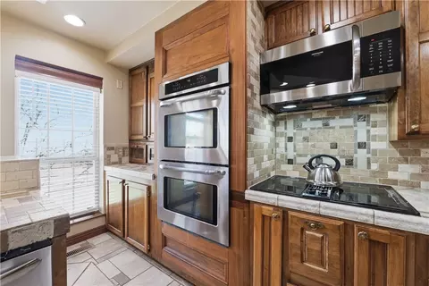 Kitchen - 16602 N Willow Dr, Rogers, AR 72756 photo 2 of 5