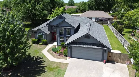 3029 N Quartz Dr, Fayetteville, AR 72704