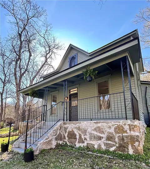 331 Dairy Hollow Rd, Eureka Springs, AR 72632