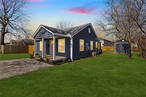 1204 W Center Ave, Springdale, AR 72764
