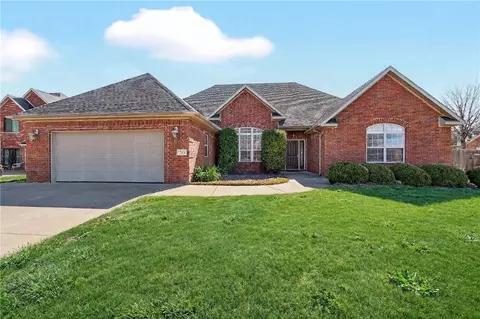 713 SW Brighton Dr, Bentonville, AR 72712
