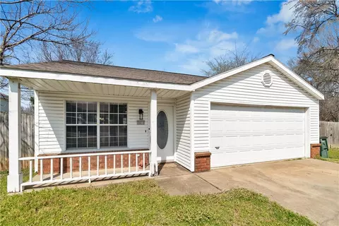 3032 W Essex Dr, Fayetteville, AR 72704