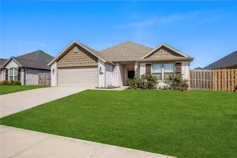 Exterior - 450 Holly St, Centerton, AR 72719 photo 2 of 5