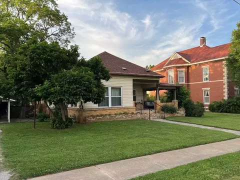 307 NE 2nd St, Bentonville, AR 72712