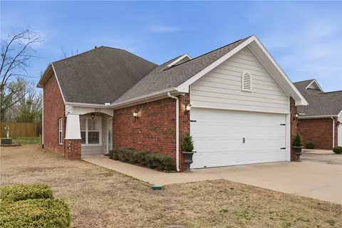 910 S Dixson St, Rogers, AR 72758